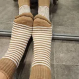 여성 따뜻한 베이지 줄무늬 중목 양말