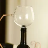 우아하게 캠핑 감성 맥주 병나발 병에 꽂는 와인잔