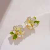 화이트 블라썸 미니 입체 꽃 이어링
