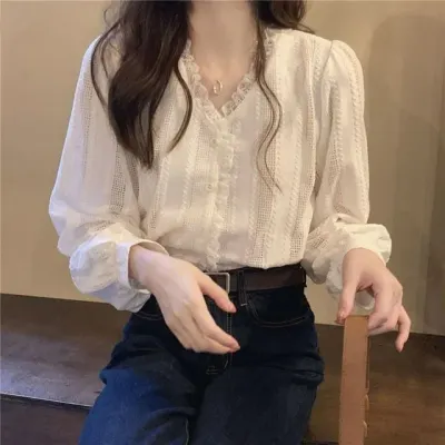 화이트 펀칭 레이스 프릴 블라우스
