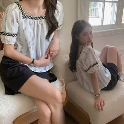 스퀘어넥 자수 블라우스