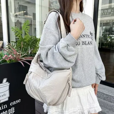아이보리 나일론 반달 숄더백 크로스백 여성 캐주얼