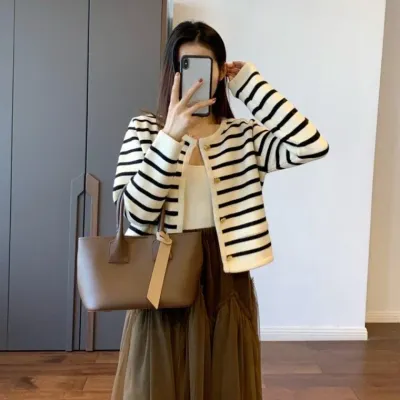 스트라이프 라운드넥 가디건 넥가디건 도톰 배색 단가라 가을 아우터 간절 기아